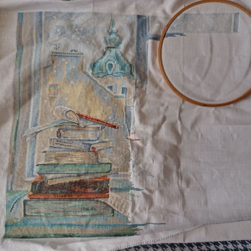 Инна вышивает и очень ждет проявления котика