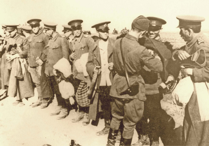 Досмотр румынских военнослужащих на новой границе, июнь 1940