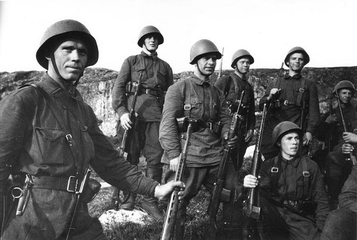 Красноармейцы с винтовками СВТ