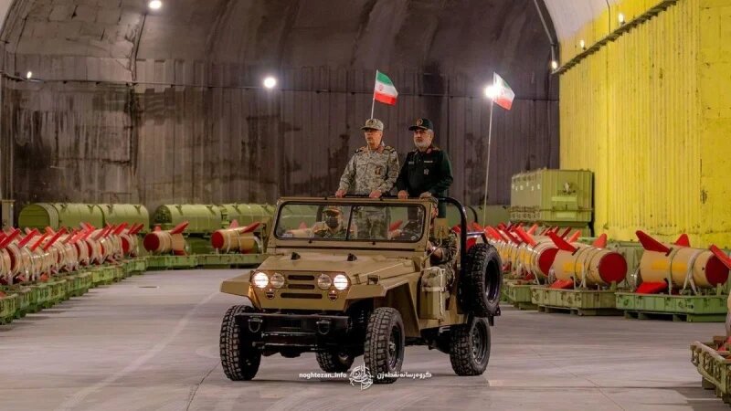 Генерал Хаджизаде и генерал Шахид Багери посещают один из ракетных городов Ирана