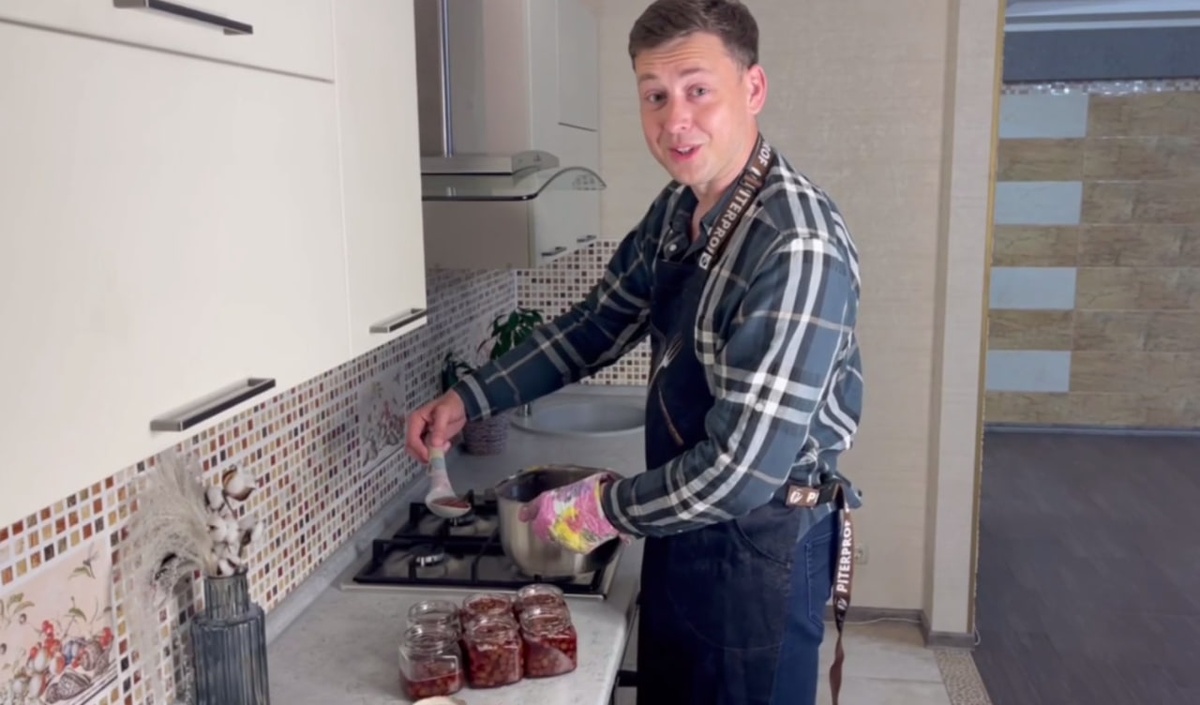    Саратовский глава района собрал корзину земляники и сварил вареньеНовости Саратова и области – Сетевое издание «Репортер64»