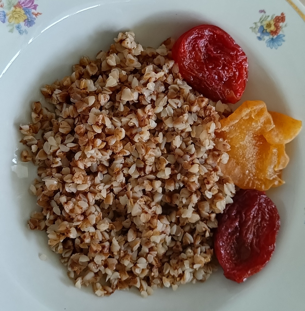 Греча с сушёной грушей и сливами. 