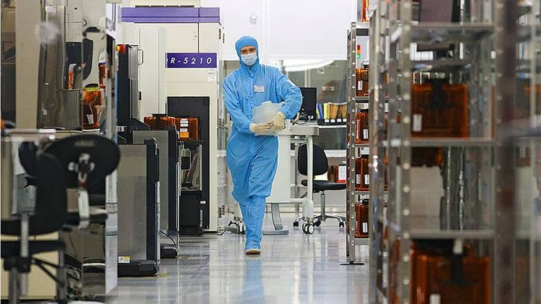    АНТОН НОВОДЕРЕЖКИН/ТАСС: Мощности производителя чипов — компании «Микрон» — загружены полностью