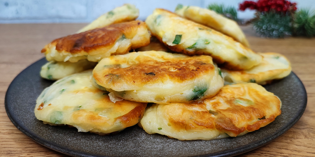 Вместо пирожков часто готовлю очень вкусные оладьи с яично-луковой начинкой — их готовить проще и съедаются сразу