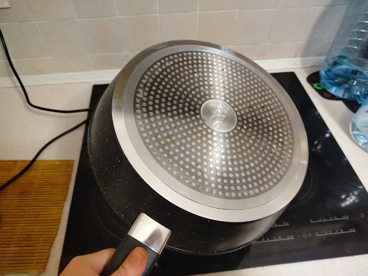    Два пакетика заливаю кипятком - и сковородка как новая: от жира и нагара не остается и следа