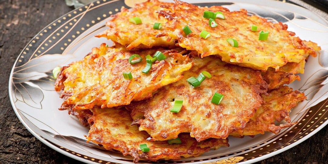 Гости из Белоруссии научили готовить драники без муки — получаются очень нежные и лёгкие (быстрый рецепт)