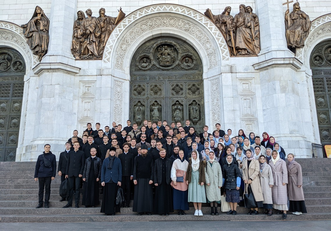 Источник: https://mpda.ru/news/studenty-mda-posetili-svjatyni-moskvy/