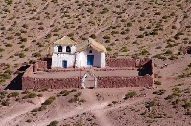    Район Сан-Педро-де-Атакама, Церковь в пустыне Атакама. Фото: Commons.wikimedia.org/ Leon petrosyan