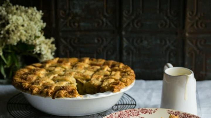 Gooseberry pie with apple and elderflower