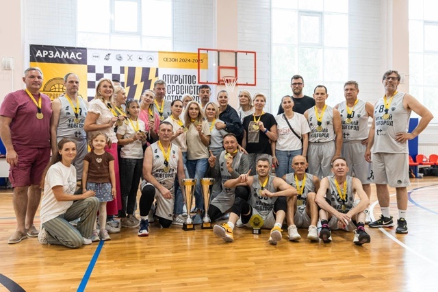    Родные стены помогли нижегородским командам