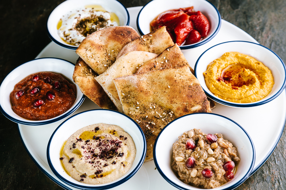 В кафе «Rishon» Еврейского музея и Центра толерантности можно попробовать локальное ассорти мезе, которое и рассказывает, и угощает: фокачча, хумус классический, хумус из зеленого горошка, бабагануш, лабане, печеный перец, мухаммара.