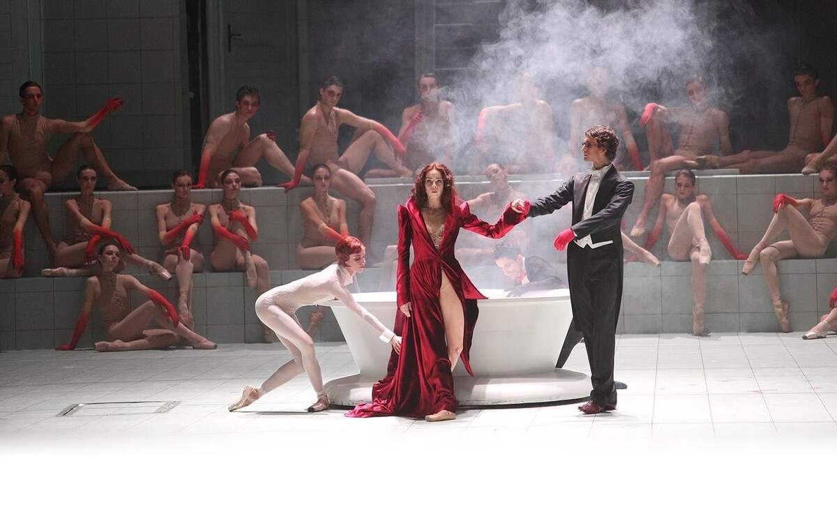 Сцена из балета "Мастер и Маргарита". Маргарита - Е. Крысанова. Источник фото: www.culture.ru