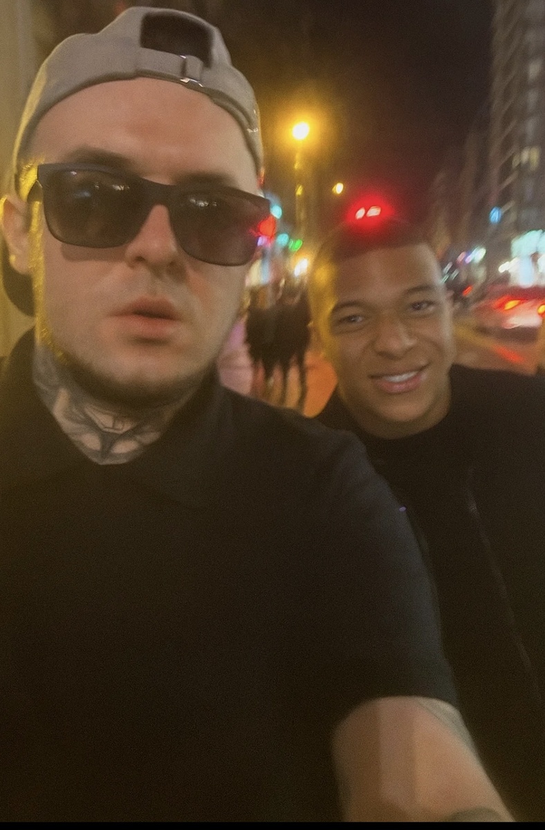 Если ты все сделаешь правильно, то и у тебя будет фоточка с Мбаппе 