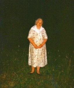 Эта женщина 80 ти лет разговаривает стихами. 1996 Фото автора. г.Ворсма. Горьковская область.