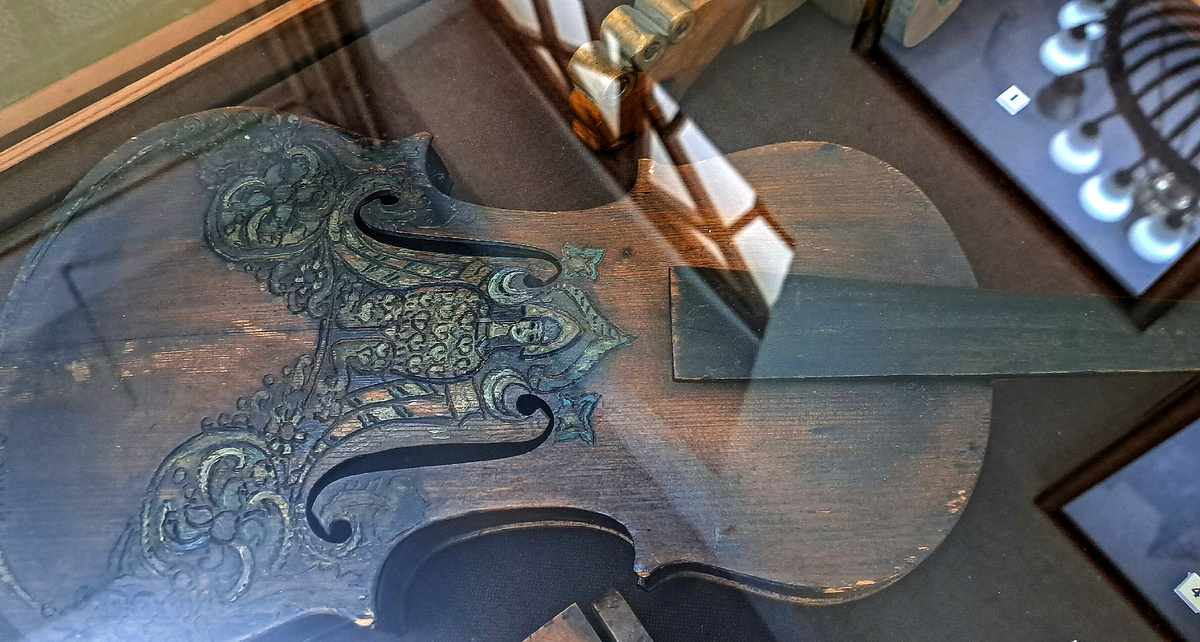 Экспозиция музея включает около 1300 образцов различных народных промыслов, ювелирных украшений, предметов быта и одежды.Широко представлена иконопись XV–XIX веков и предметы религиозного назначения.Экспонаты музея позволяют проследить эволюцию обработки различных материалов в народном декоративно-прикладном искусстве, в том числе различные виды резьбы и росписи по дереву, художественной ковки и эмали по металлу.Большое внимание в экспозиции музея уделено посуде из драгоценных металлов, стекла и фарфора, ткачеству и народным костюмам.