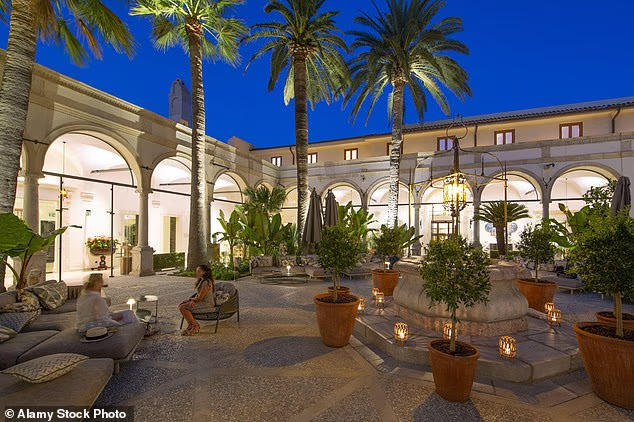 Прежде чем отправиться в эксклюзивный отель, Джефф и Лорен, как сообщается, пообедали в районе Торчелло. 