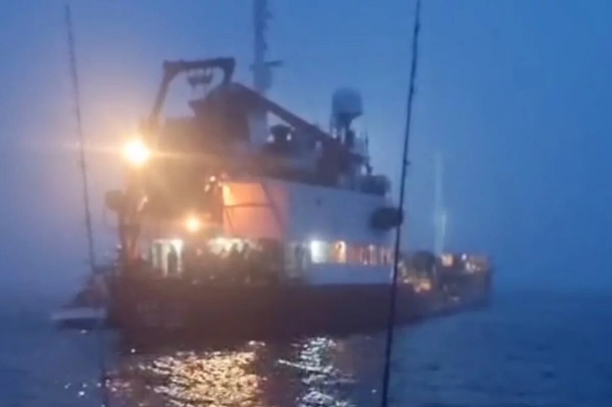    Танкер столкнулся с катером возле Владивостока: два человека упали за борт