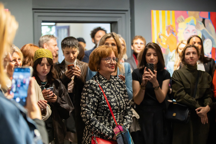 Открытие 60-й Венецианской биеннале. С красной сумкой – я. Справа – художник Вюсаля Агаразиева. Я стараюсь улыбаться, но нервничаю. А за кадром моя дочь Айтань, она только прилетела из Лондона. Еще пять минут – и мы встретимся. Фото: Фонд Гейдара Алиева