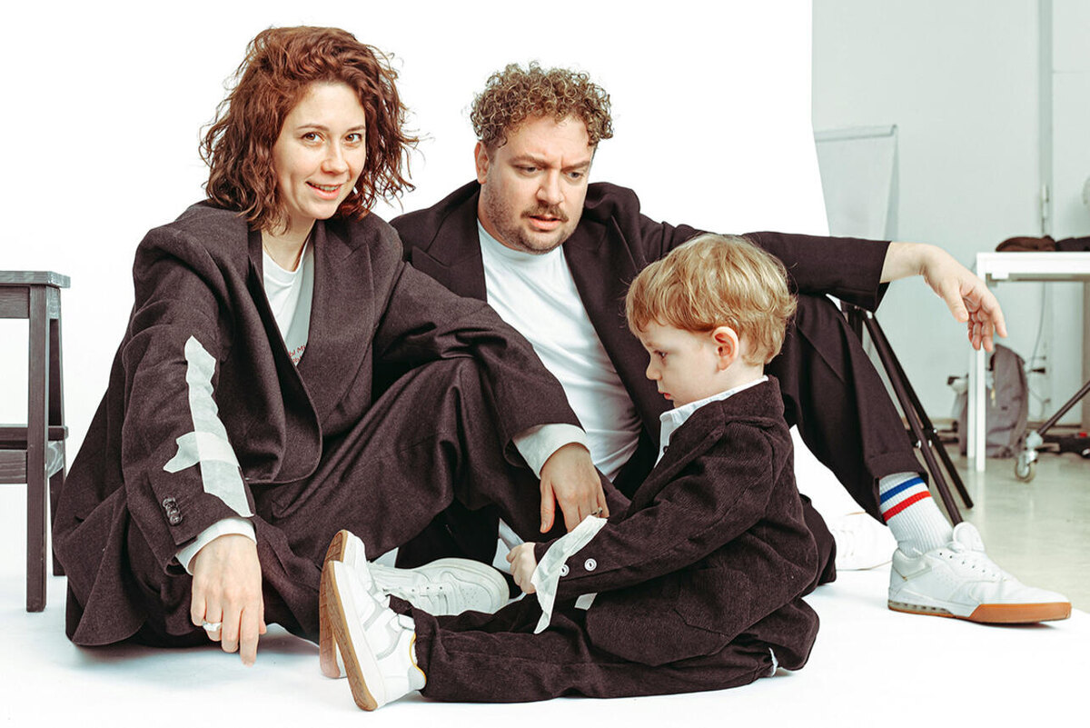    «Моя жена — актриса, она прекрасно понимает, как все происходит на площадке. Я ее очень люблю, и она любит меня. У нас замечательный сын» С женой Анной и сыном Мироном. 2025 г. ВЛАДИМИР МЫШКИН