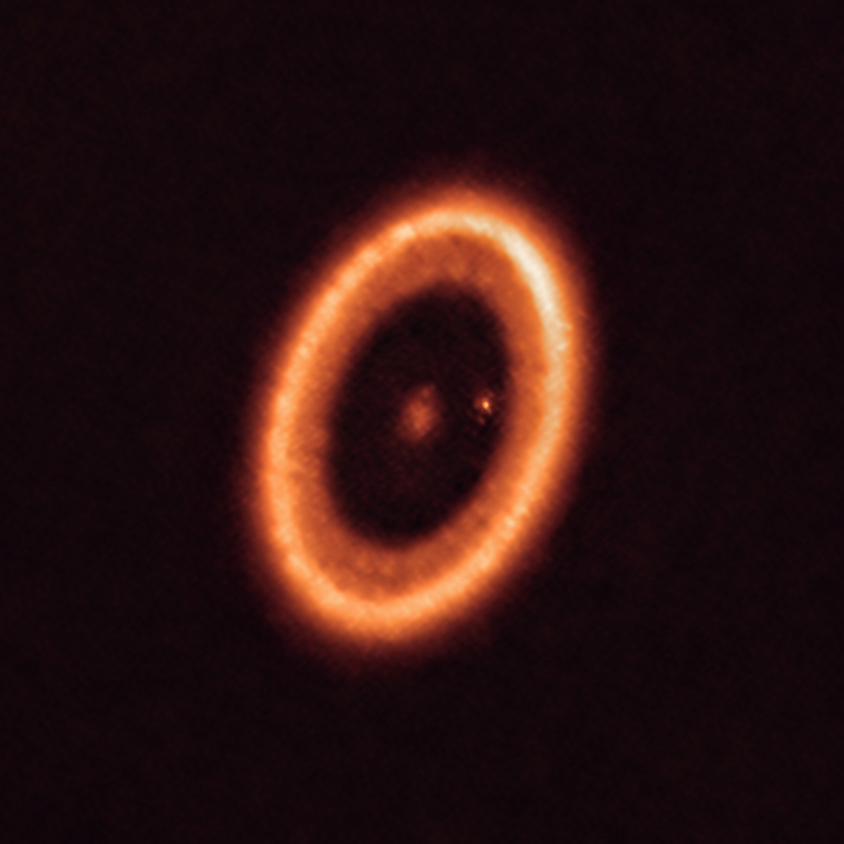 Изображение системы PDS 70, полученное с помощью комплекса радиотелескопов ALMA, расположенного в чилийской пустыне Атакама / © ESO/NAOJ/NRAO