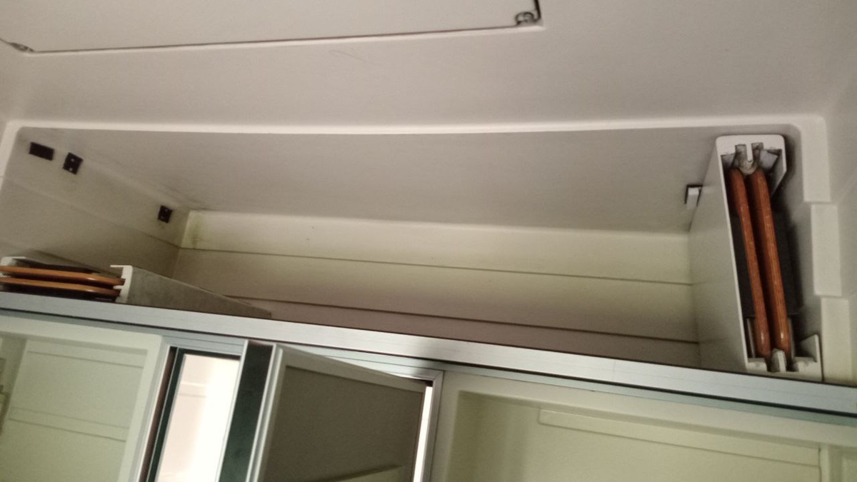 Отсек для багажа над входом в купе Тальго и кондиционер 