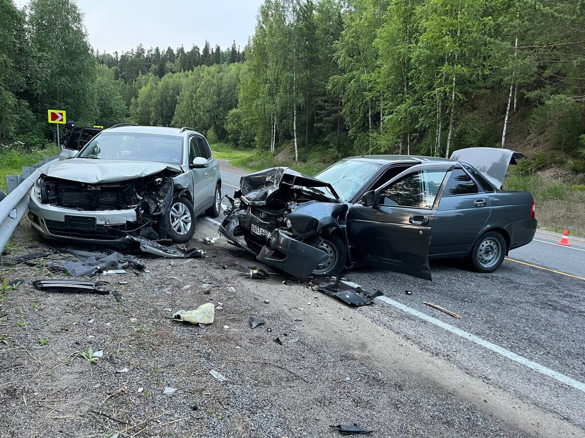     5 человек пострадали в лобовой аварии на трассе в Красноярском крае