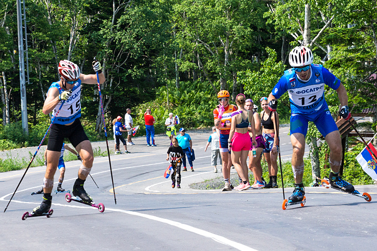 Слева под №15 серебряный призер гонки в гору, мастер спорта Данил Нечипоренко (Сахалинская область).