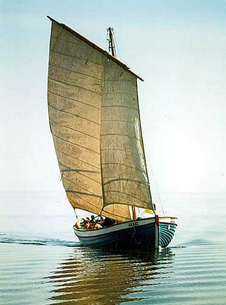 Фотоиллюстрация из открытой сети Интернет. Шестивёсельный ял под парусом.