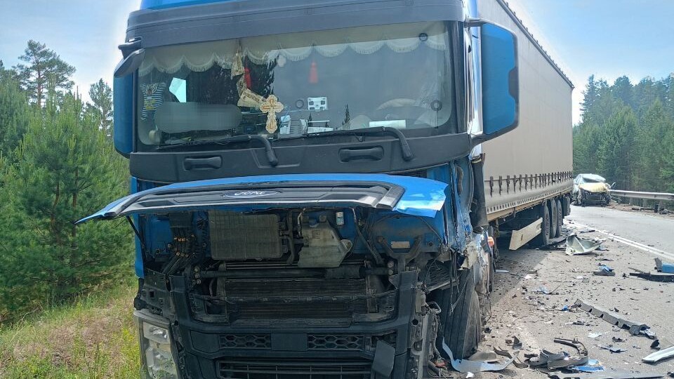 Влетевший в фуру водитель кроссовера в Забайкалье погиб на месте
