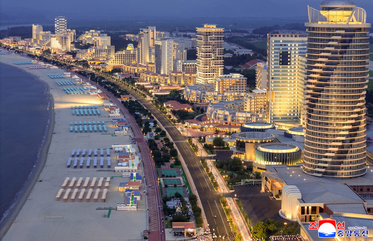 Туристическая зона Вонсан-Кальма на восточном побережье Северной Кореи во вторник после церемонии, посвященной завершению строительства курорта, известного своими прекрасными морскими пейзажами, показана на этой фотографии, опубликованной официальным Корейским центральным информационным агентством в четверг. Лидер Северной Кореи Ким Чен Ын присутствовал на церемонии. (Ренхап)