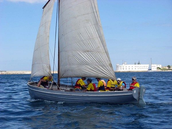 Фотоиллюстрация из открытой сети Интернет: Шестивёсельный ял под парусами в Севастопольской бухте на фоне Константиновского равелина.