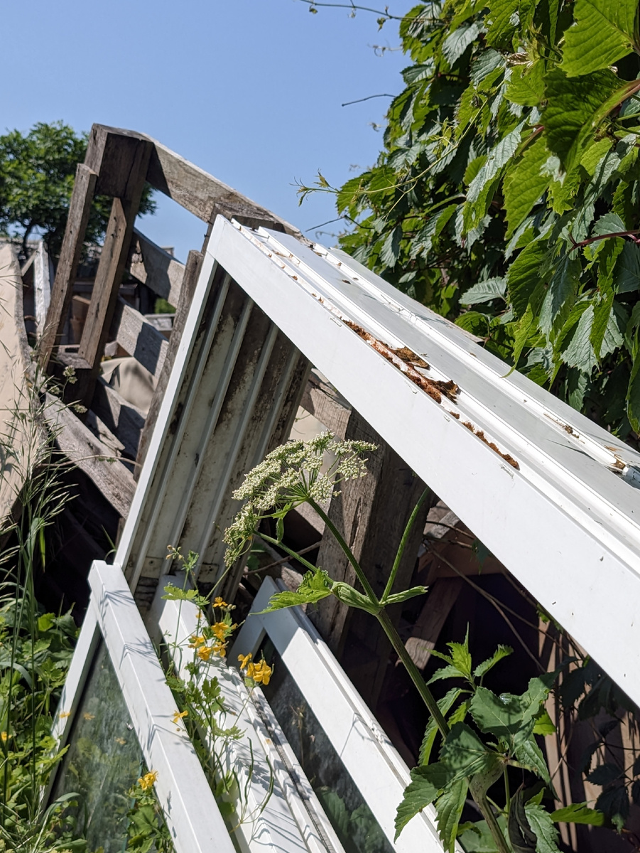 Ещë одна композиция с присутствием человеческой хозяйственной (или бесхозяйственной) деятельности. 