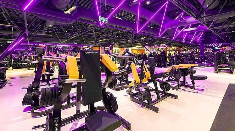    По аналогии с американскими клубами DDX Fitness создает особую атмосферу в своих клубах с помощью дизайна и светового оформление