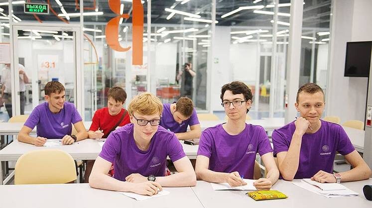    АРТУР ЛЕБЕДЕВ/ТАСС Самые популярные у российских школьников предметы на олимпиадах — математика и русский язык. По данным ВсОШ, по каждому из них пробуют свои силы более 2 млн человек