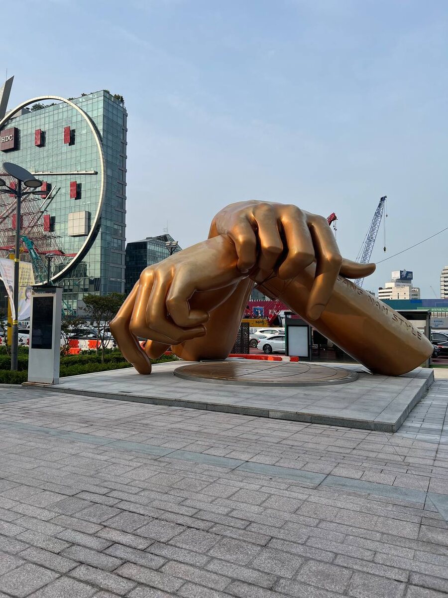 Памятник песне Гангнам стайл