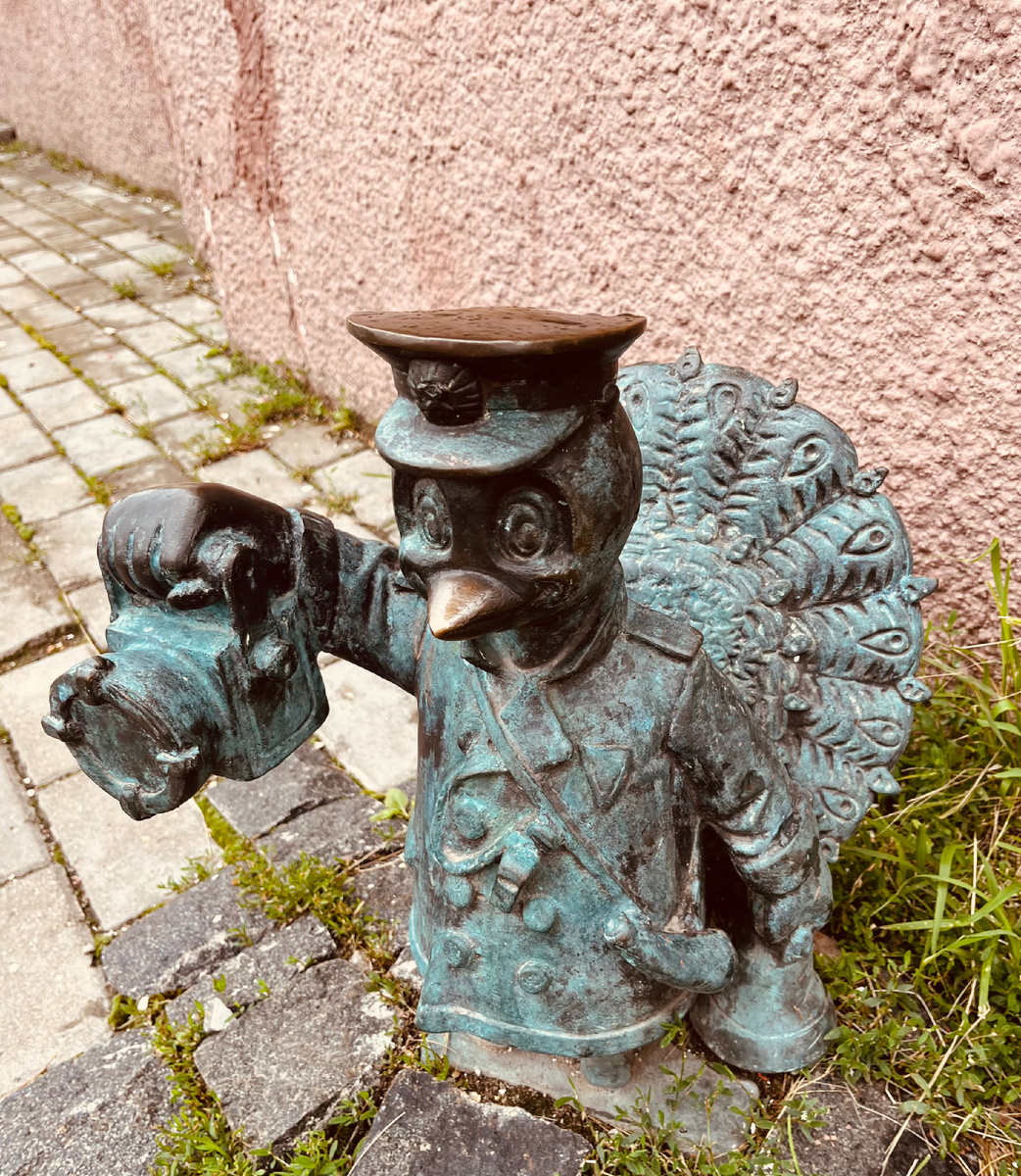 Вот такой серпуховской павлинчик- символ города «работает» железнодорожником