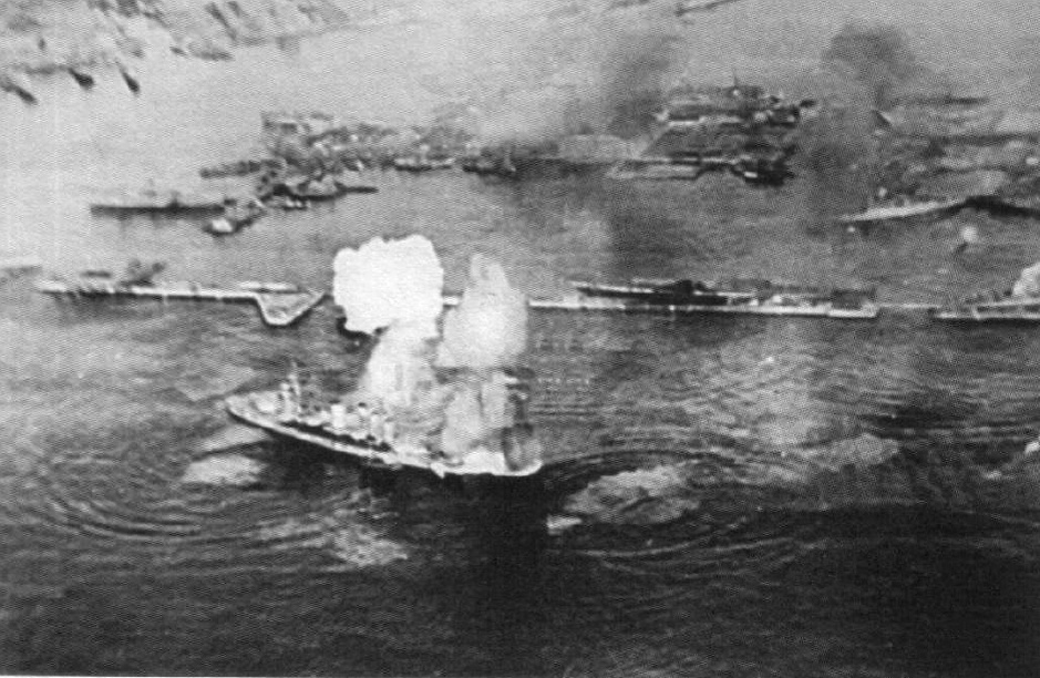 Линкор «Октябрьская революция» под немецкими бомбами в гавани Кронштадта, сентябрь 1941 года