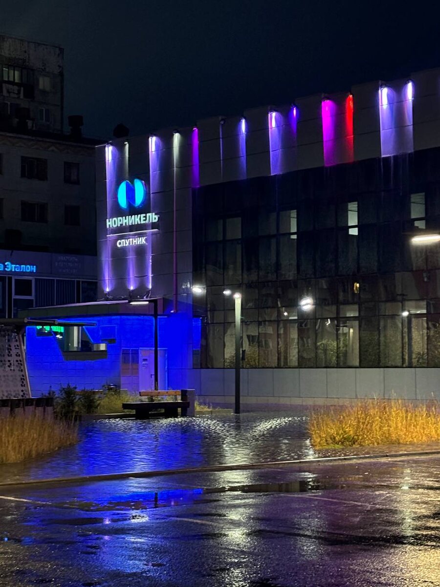 
Одно из самых впечатляющих зрелищ — вид на Норильский никель со смотровых площадок. Огни заводов отражаются в снегу, создавая сюрреалистичную картину. Несмотря на суровость промышленных пейзажей, в них есть своя мрачная красота.