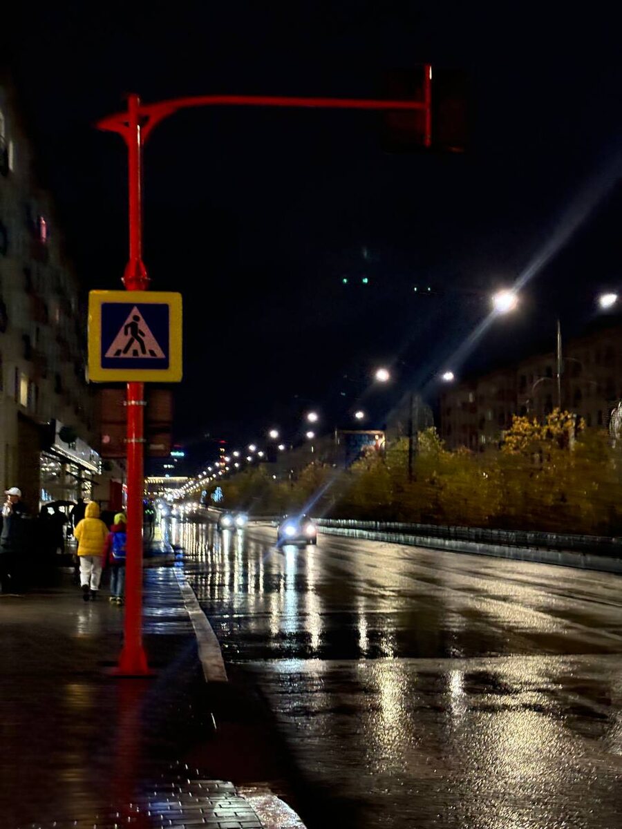 Полярная ночь: город в вечных сумерках

С конца ноября до середины января в Норильске царит полярная ночь. Солнце не поднимается над горизонтом, и город погружается в синеватую мглу. Однако это не значит, что здесь совсем темно — снег отражает свет фонарей, создавая мягкое, почти мистическое освещение.  

В это время сутки сливаются воедино: утро похоже на вечер, а ночь длится бесконечно. Но норильчане привыкли к таким условиям — улицы освещены, жизнь кипит, а городские огни создают удивительную атмосферу.  