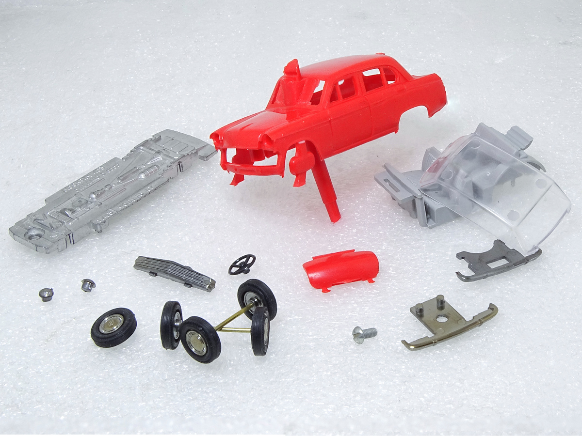 Рис. 1. Полуфабрикаты в виде пластмассового кузова с багажником + комплект деталей для сборки реплики саратовской модели автомобиля Москвич-403