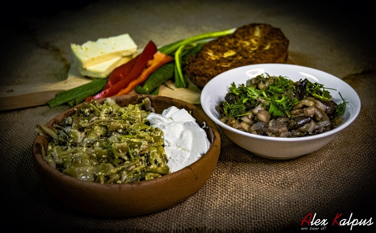 Зеленое, свежее лобио с мацони. На фото еще грибочки, чвиштари, богдановский сыр и т.д.
