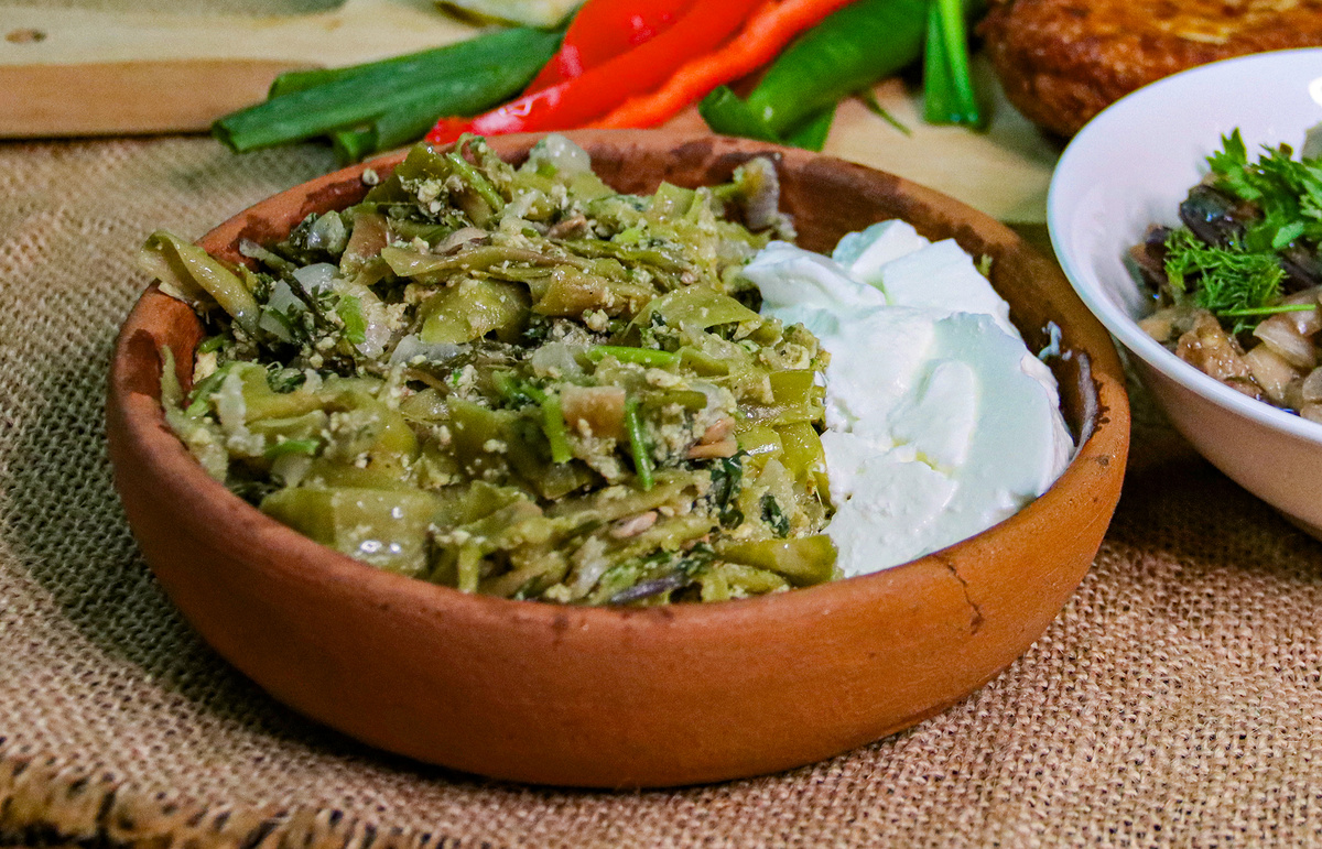 Зеленое лобио с орехом. Подача с мацони.