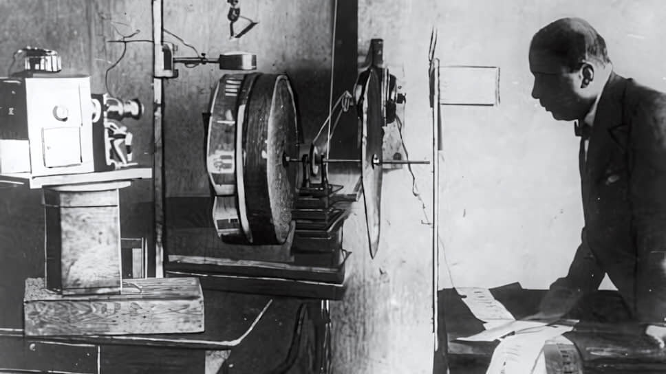 1920-е годы. Ованес Адамян во время опыта с механической передачей цвета.📷Фото: Wikipedia