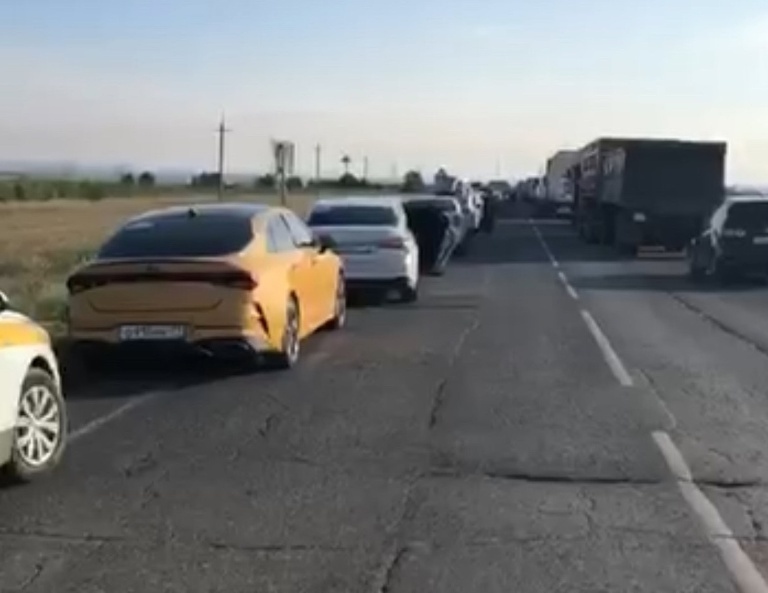    В пунктах пропуска России и Казахстана в Оренбургской области обстановка до сих пор напряженная