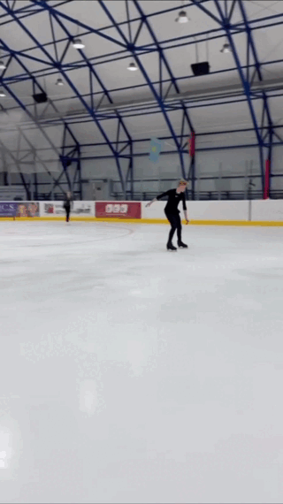 Никита Сарновский на льду Ангелов Плющенко