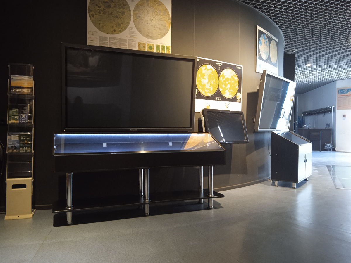 В коридоре планетария. 