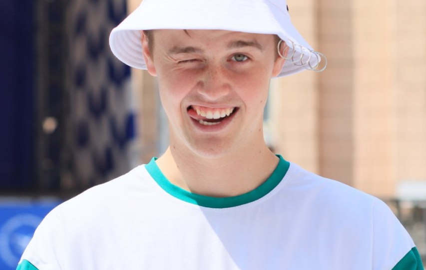 Не зазнаваться, а помогать другим