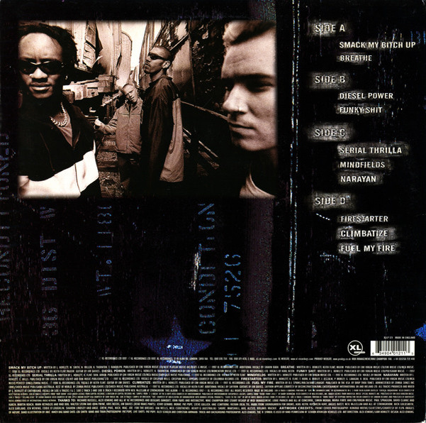 Фото группы, на задней стороне конверта, принадлежит британскому фотографу Пэту Поупу.