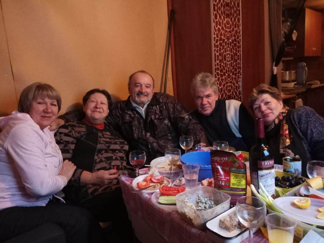 Светлана, я, Иван Иваныч, Игорь, Людмила.Соседи - друзья.