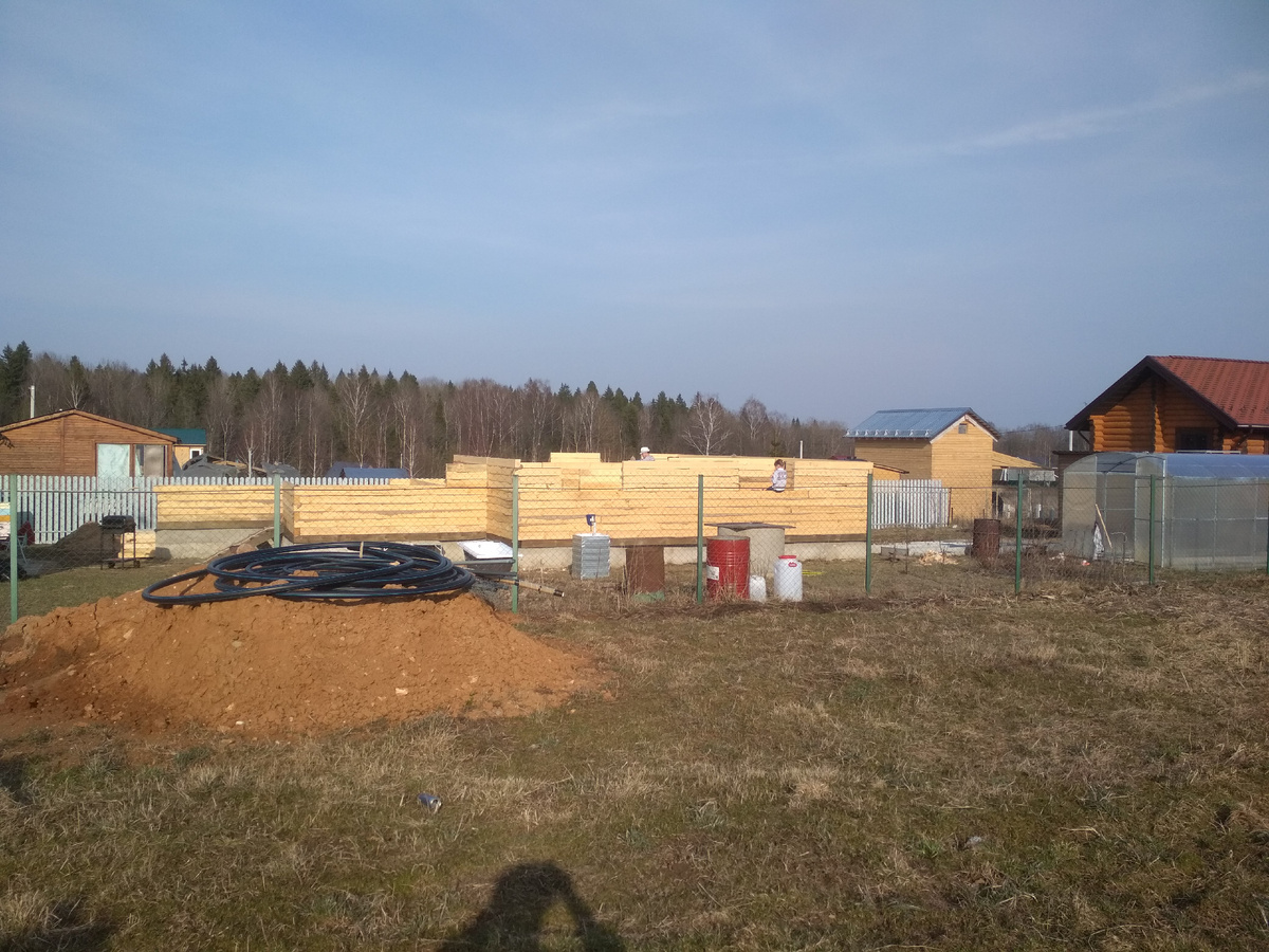 Иваныч время не терял. Один( без бригады) начал строить дом для постоянного проживания. А внучка Вика  проверяет прочность оконного проема)
